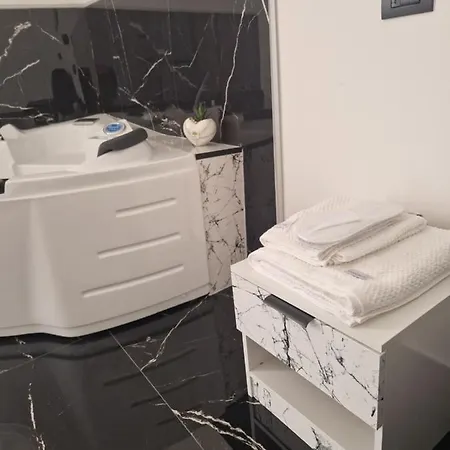 Black And White 17 Bed & Breakfast