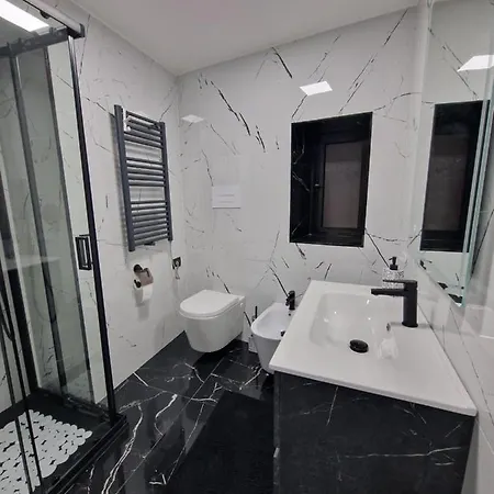 Black And White 17 Bed & Breakfast 4*