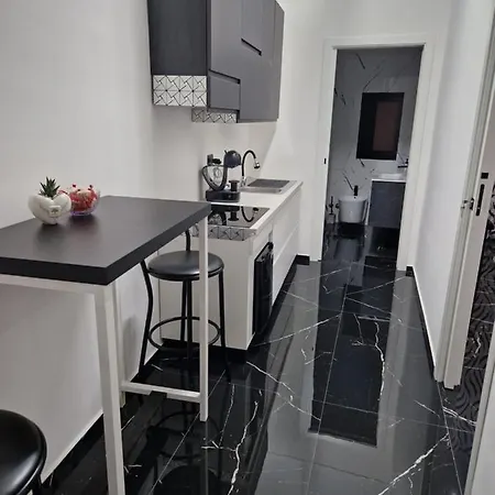 Black And White 17 Bed & Breakfast Barletta